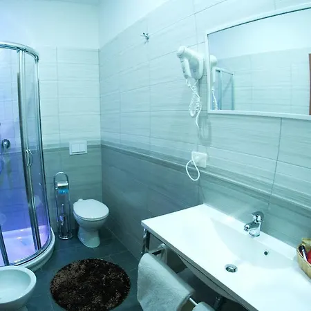 The Night Πανσιόν